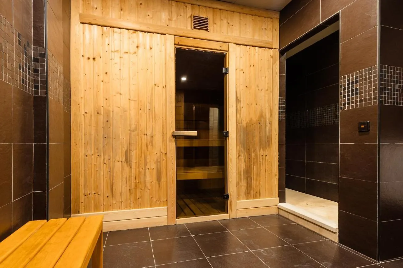 Apartment With 3 Bedrooms, Terrace, Indoor Pool And Sauna At 100 M From The Beach In Puerto Banus マルベーリャ